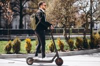 Trottinettes électriques au travail : quelles obligations pour l’employeur ?